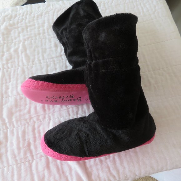BEDDY BYE BETSEYS  BLACK SLIPPERS W/POM POMS - Picture 2 of 5